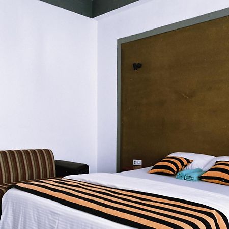 Monarch Ella Hotel Luaran gambar