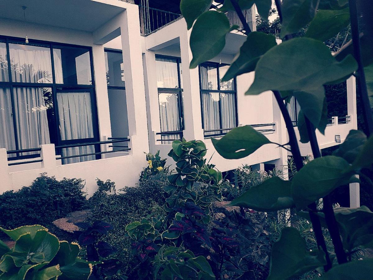 Monarch Ella Hotel Luaran gambar