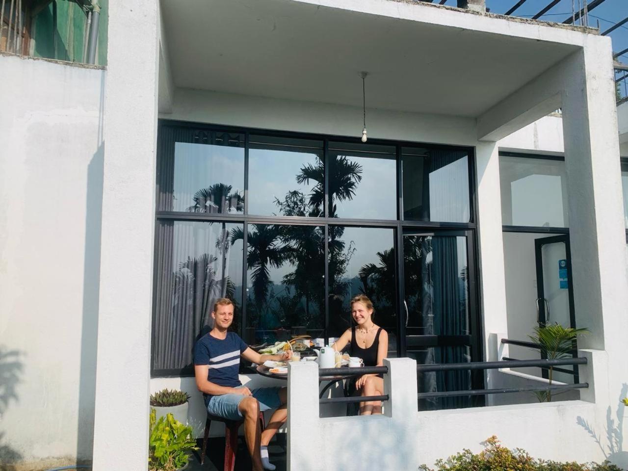 Monarch Ella Hotel Luaran gambar