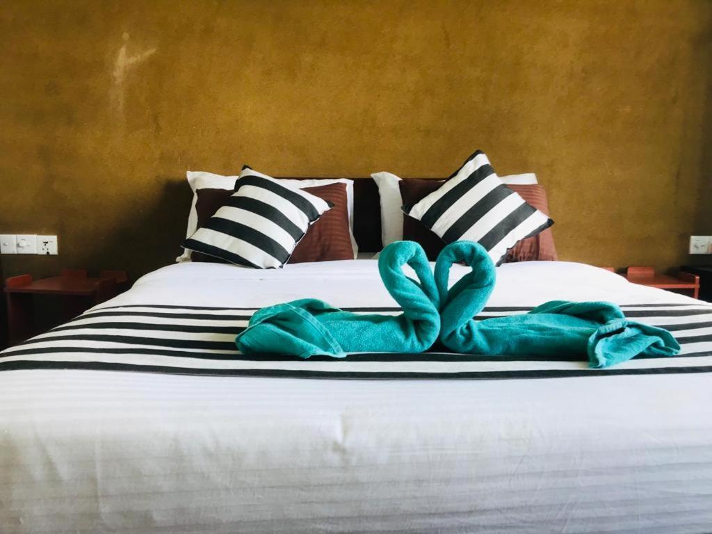 Monarch Ella Hotel Luaran gambar