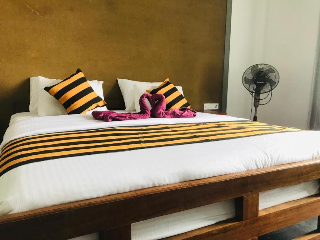 Monarch Ella Hotel Luaran gambar