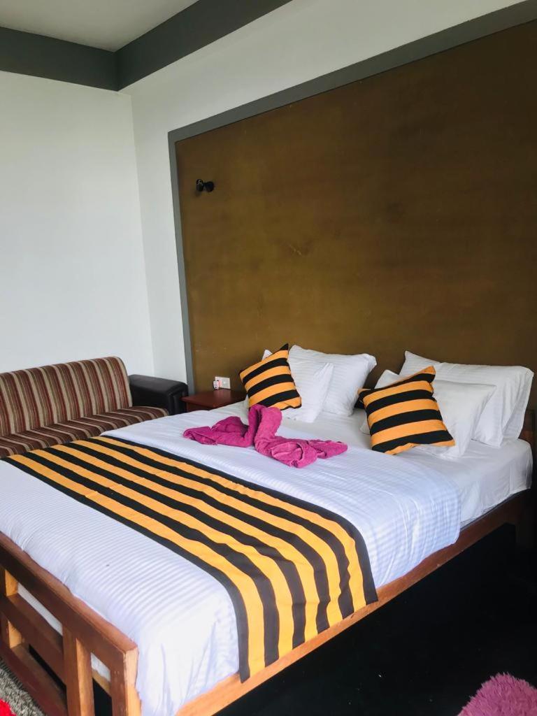 Monarch Ella Hotel Bilik gambar