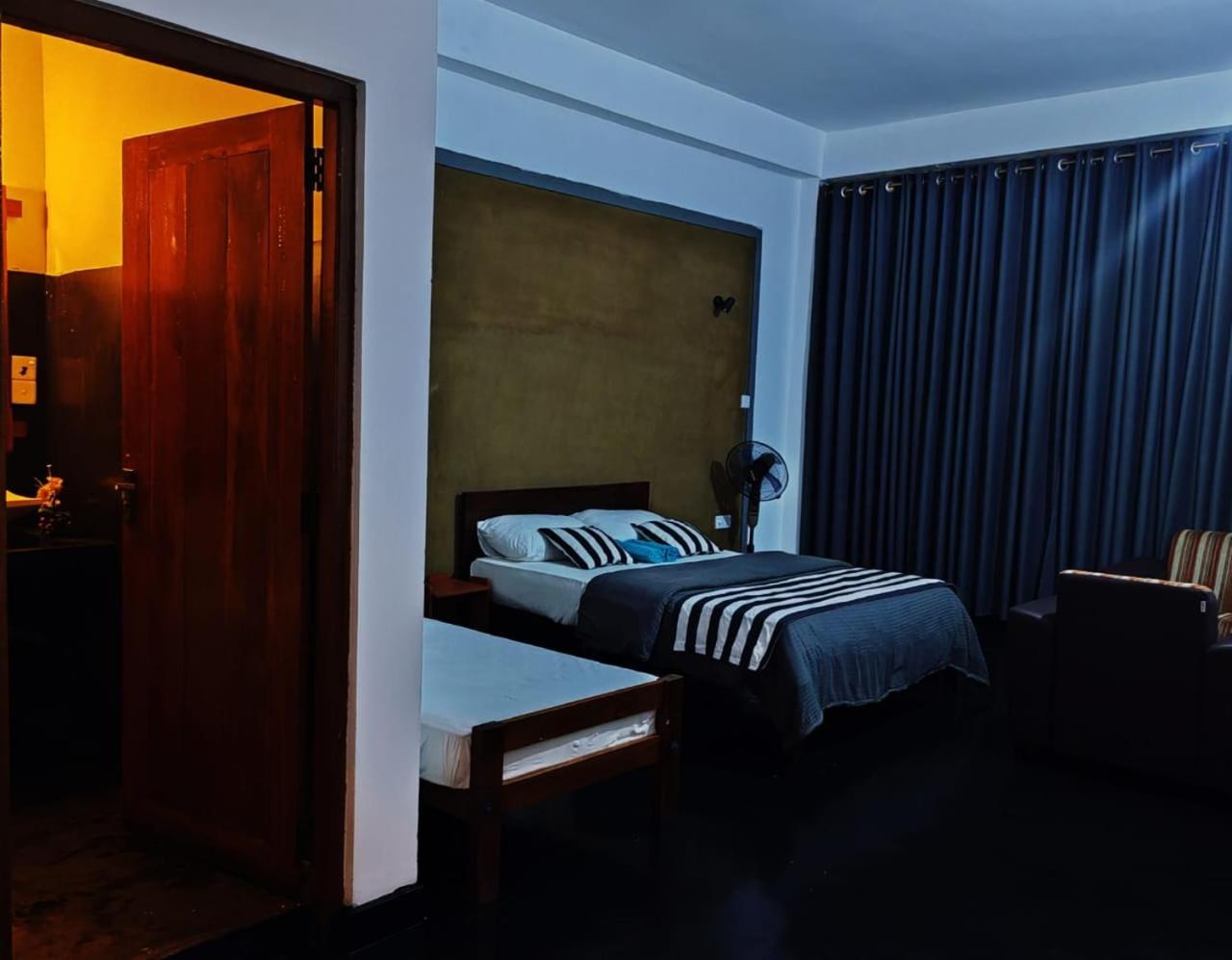 Monarch Ella Hotel Luaran gambar