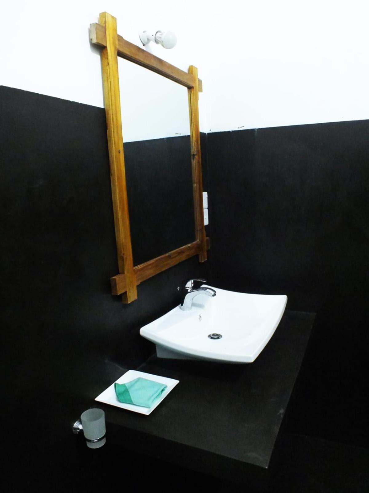 Monarch Ella Hotel Luaran gambar