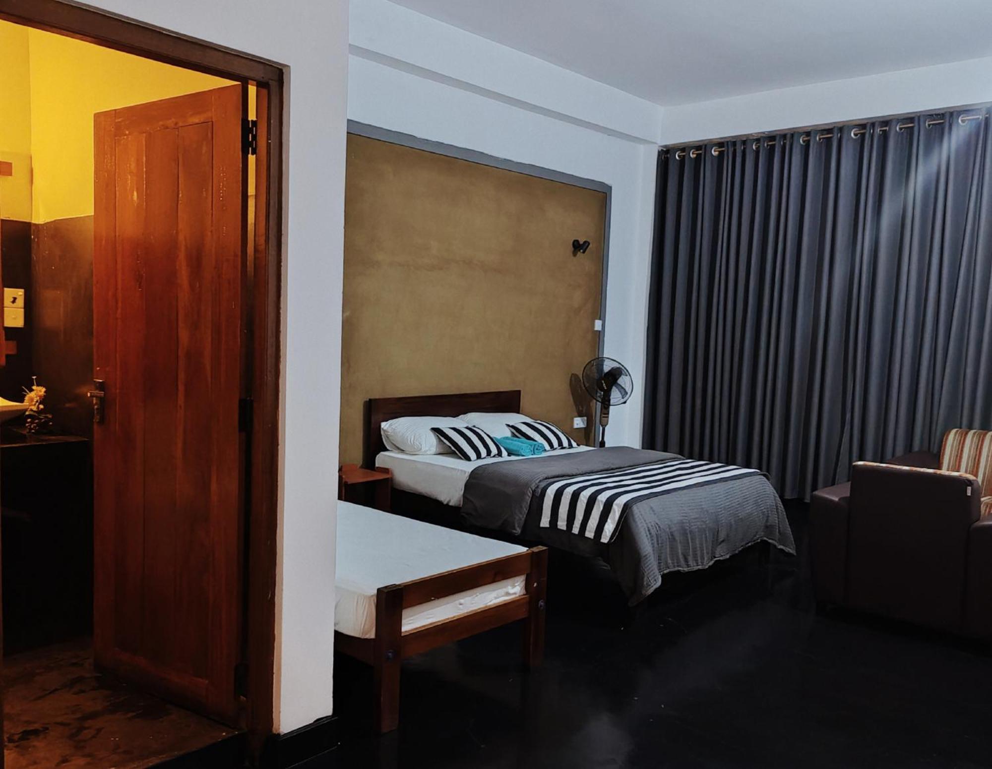 Monarch Ella Hotel Luaran gambar