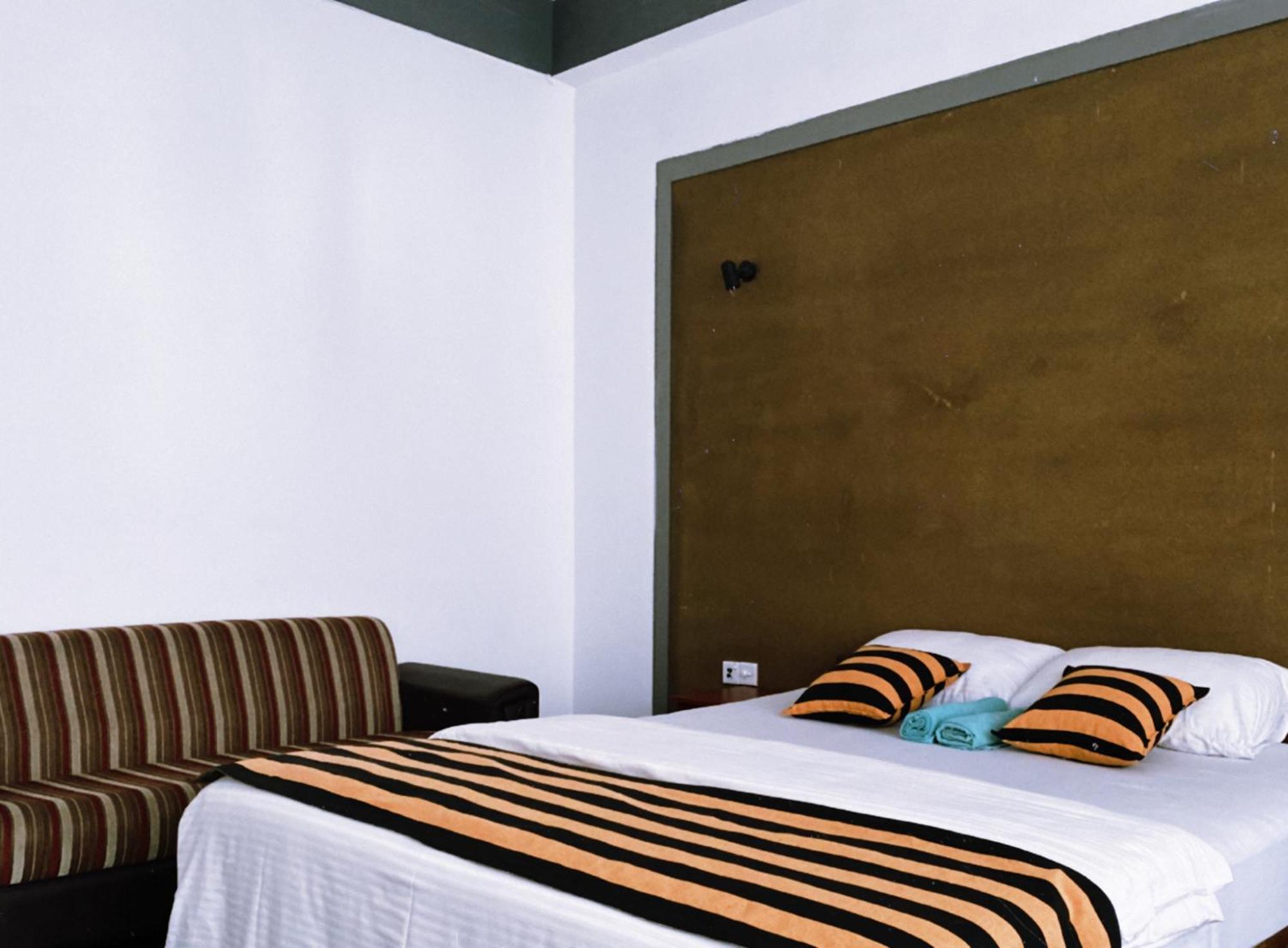 Monarch Ella Hotel Luaran gambar