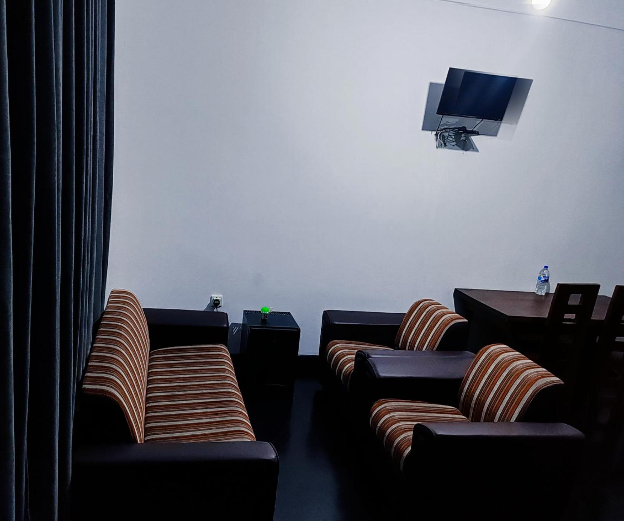Monarch Ella Hotel Luaran gambar