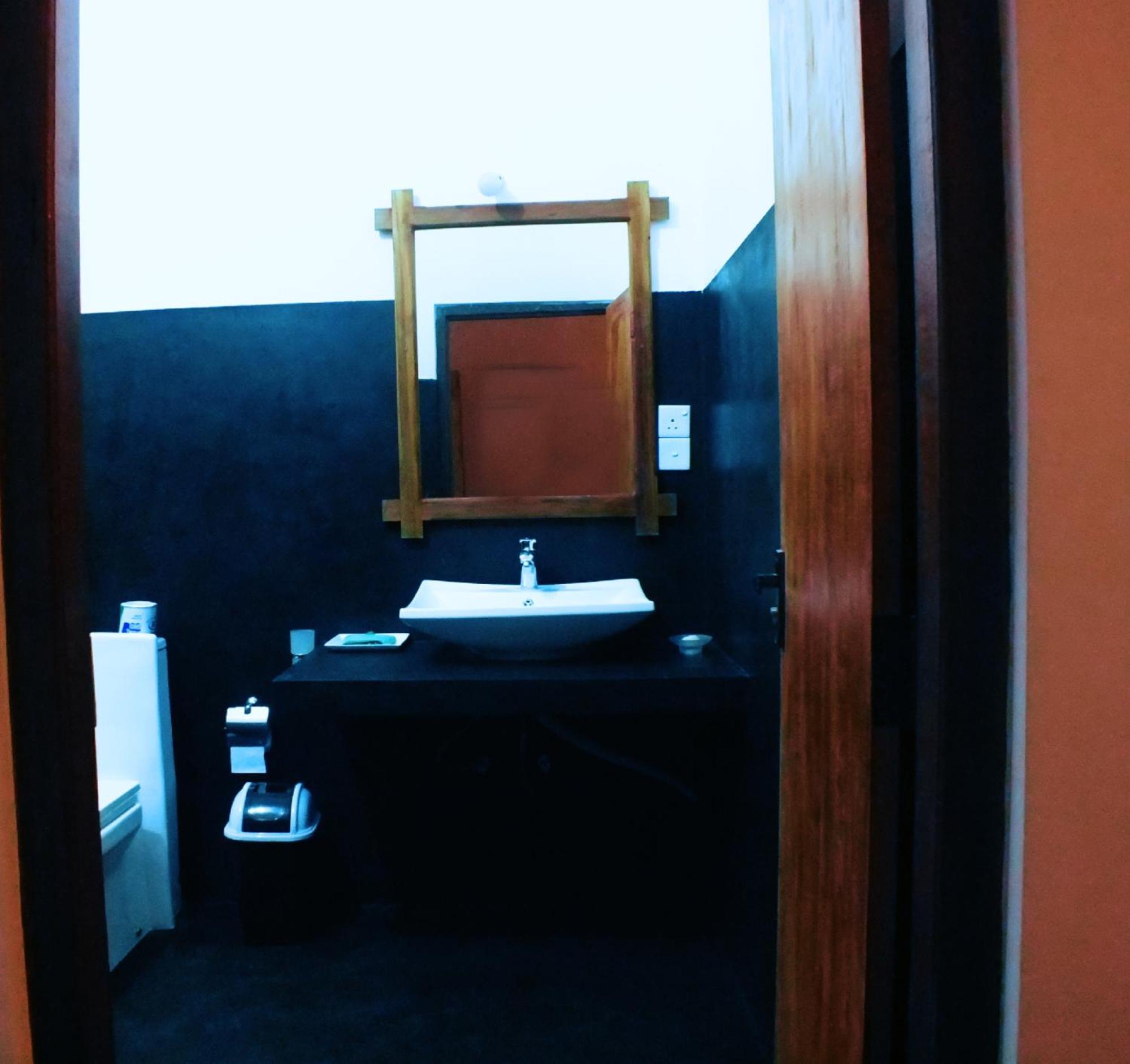 Monarch Ella Hotel Luaran gambar