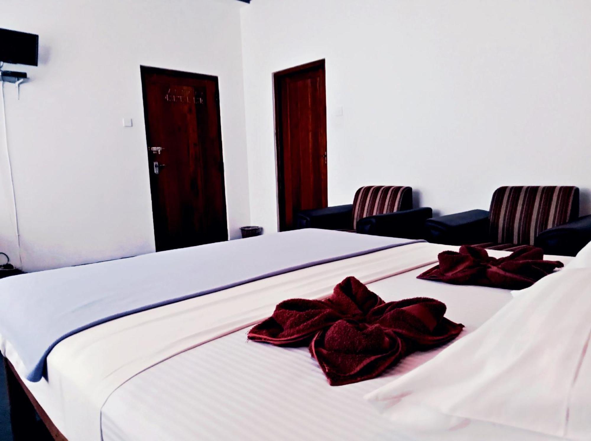 Monarch Ella Hotel Luaran gambar