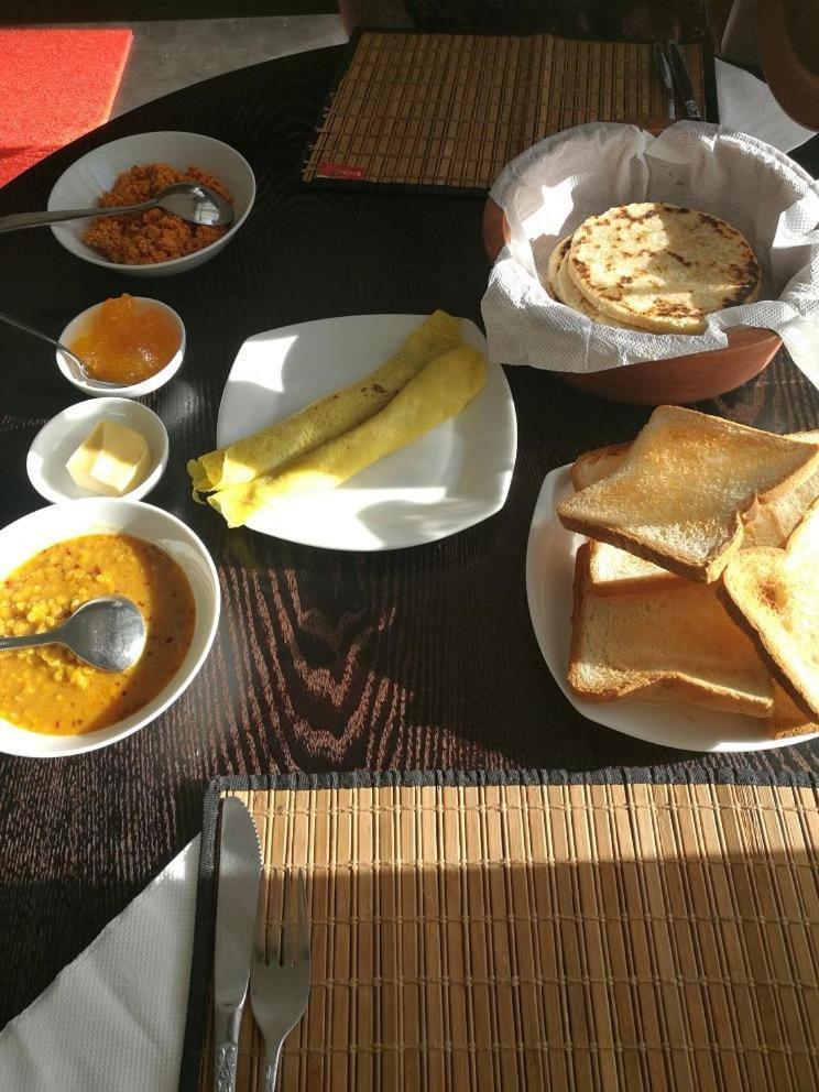 Monarch Ella Hotel Luaran gambar