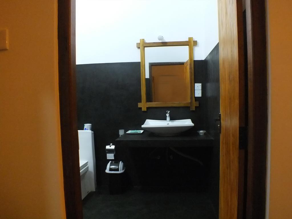 Monarch Ella Hotel Luaran gambar